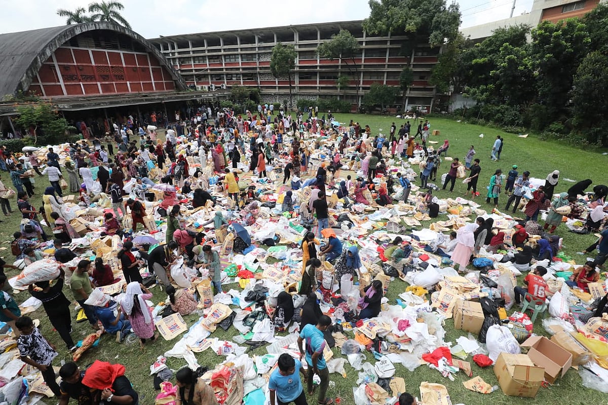 ঢাকা বিশ্ববিদ্যালয়ের ছাত্র-শিক্ষক কেন্দ্রে (টিএসসি) বৈষম্যবিরোধী ছাত্র আন্দোলনের স্বেচ্ছাসেবকেরা ত্রাণ প্যাকেজিংয়ের কাজ করছেন। ঢাকা, ২৪ আগস্ট